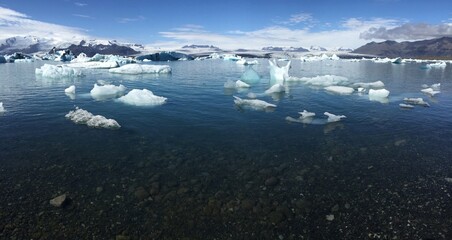 Im Wasser treibendes Eis in der Gletscherlagune J&ouml;kulsarlon, Island