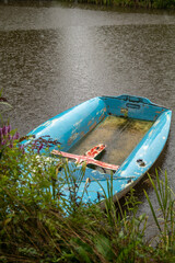 łódka w deszczu - obrazy, fototapety, plakaty