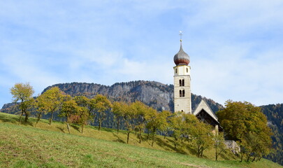 St. Valentin Kirche bei Seis am Schlern, Südtirol, Italien, Europa, alte bekannte Kirche mit...