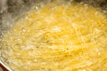 フライパンで茹でるパスタ