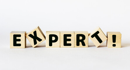 Obraz premium The word expert is written on wooden cubes in a row on a light background. can be used for business concepts and financial concepts.