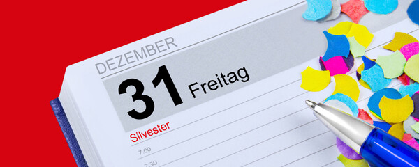 Deutscher Kalender 31. Dezember 2021 Silvester mit Konfetti auf rotem Hintergrund