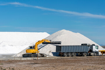 Collection and storage in trucks of the salt produced for its distribution