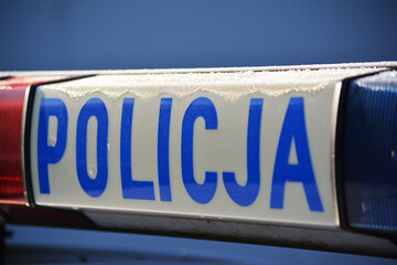 Znak policja na radiowozie polskiej policji zimową porą. - obrazy, fototapety, plakaty