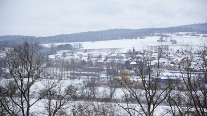 Blick auf Unterhaun in der Gemeinde Hauneck bei Bad Hersfeld im Winter mit Schnee