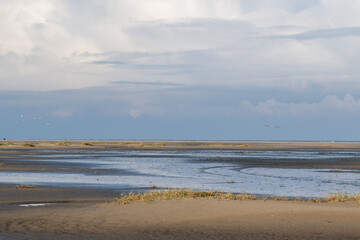 Spaziergang am Sandstrand der Nordseeinsel Borkum mit seinem gesunden Reizklima