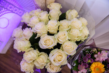 Lots of white rose. Bouquets of roses are congratulatory.