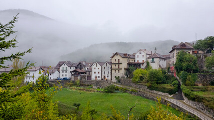 El pequeño pueblo pirenaico de Ansó bajo la niebla.
