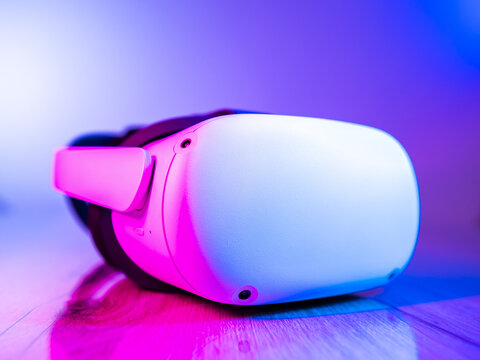 Virtual reality headset - Device for playing virtual reality games