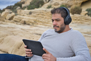 Obraz premium Man working outdoors using technology