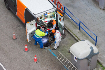 inspeccionando las alcantarillas para comprobar las canalizaciones