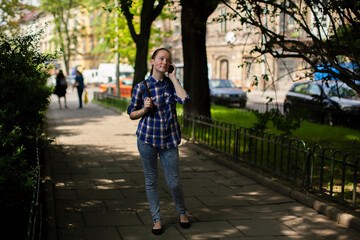 Obraz premium A girl talking on her cell phone in a city alley.