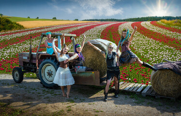 Cyberpunkgirls am Nostalgietraktor im Mohnblumenfeld © fotofrank