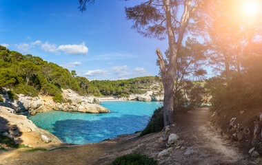 Landschaft mit Cala Mitjaneta, Insel Menorca, Spanien