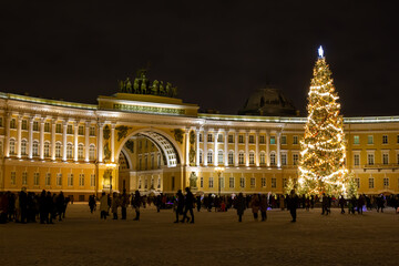 Obraz premium The main city Christmas tree at night on the square in St. Petersburg on December 26, 2021