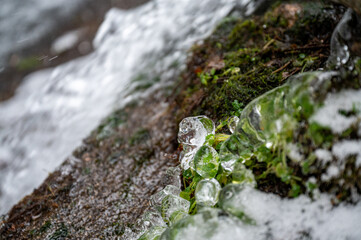 Fließendes Wasser im Winter mit Eis