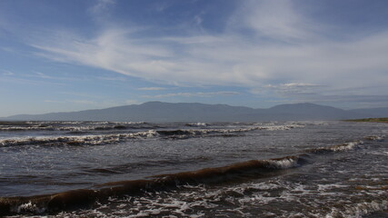 Playa debajo de la montaña