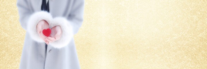 ハートを持つ女性