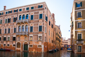 Fototapeta na wymiar Venice building view. Palace on Venetian canal