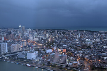 朝の雨が降る港町の街並み　