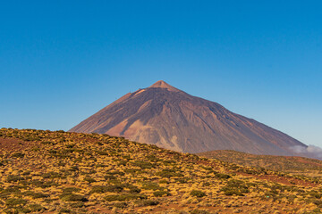 Obraz premium Paisaje con el pico del Teide en lo más alto 