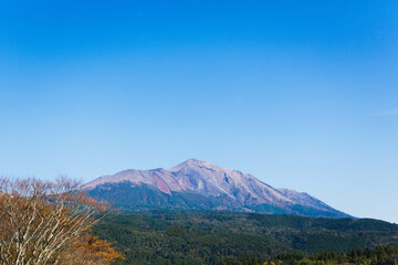 牧場から見る霧島　高千穂峰
