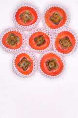 柿の色と包装が美しく、それぞれの蔕の形と色合いが面白い。