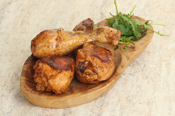 Roasted chicken leg with rucola