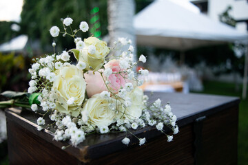 Flores en mesa de madera