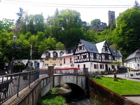 Ortsansicht von Grenzau mit Fachwerkh&auml;usern, Br&uuml;cke und Burg Grenzau bei H&ouml;hr-Grenzhausen im Westerwald, Rheinland-Pfalz.