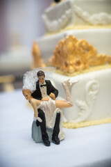 Personnages, mariés, pièce montée