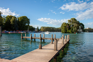 Obraz premium A wooden pontoon on Lake with crystal clear waters on a summer day. In Annecy, France