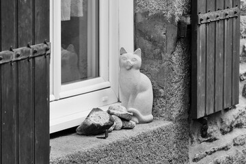 Chat en fa&iuml;ence &agrave; la fen&ecirc;tre . 