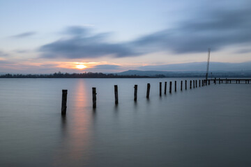 Fototapeta premium Sonnenuntergang im Spätherbst am Ammersee in Bayern