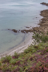 Canoé sur une plage en bretagne