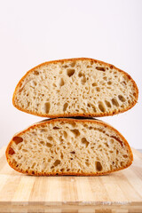 Pagnotta di pane napoletano appena sfornata e fotografata su sfondo bianco