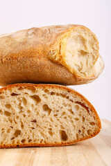 Pagnotta di pane napoletano appena sfornata e fotografata su sfondo bianco