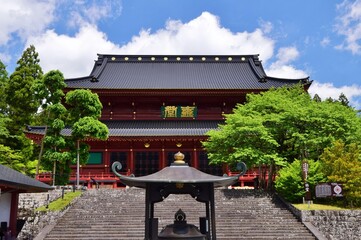 日光山輪王寺・三仏堂　初夏の風景
