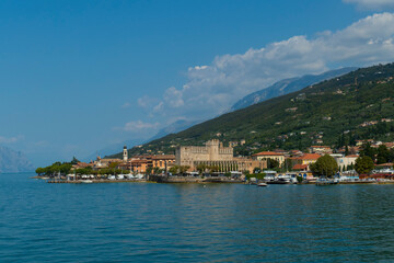 Fototapeta na wymiar Blick auf Torri del Benaco mit der Skaligerburg am Gardasee