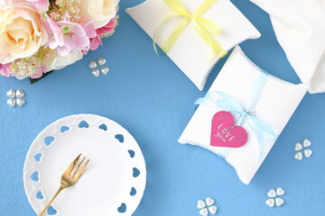 ハート柄のお皿とギフトボックス｜バレンタイン・ホワイトデーイメージ