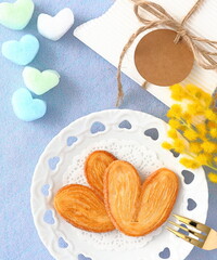 ハート型のパイと贈り物｜バレンタイン・ホワイトデー（縦構図）