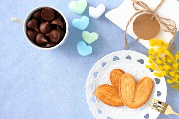 ハート型のパイとチョコレート｜バレンタイン・ホワイトデーのイメージ