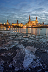 Eisschollen an der Elbufer von Dresden 