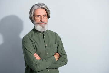 Portrait of attractive content grey-haired man expert agent copy space folded arms isolated over gray pastel color background