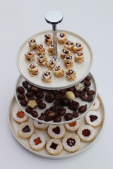 Etagere mit Weihnachtsgebäck und Pralinen.