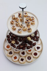 Etagere mit Weihnachtsgebäck und Pralinen.