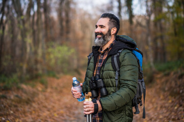 Obraz premium Image of man drinking water while hiking. 