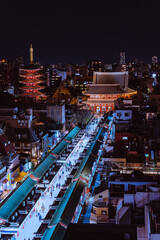 Fototapeta premium 夜の浅草、仲見世通りと浅草寺の景色
