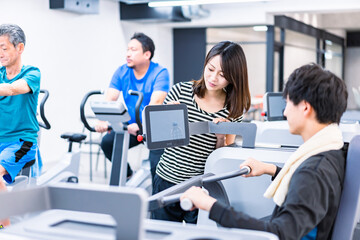 ジムに通う若いカップル