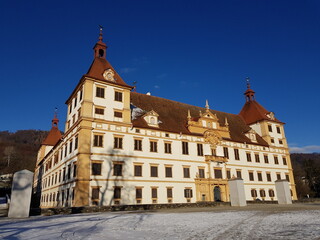 Fototapeta na wymiar Die Fassade vom barocken Schloss Eggenberg in Graz